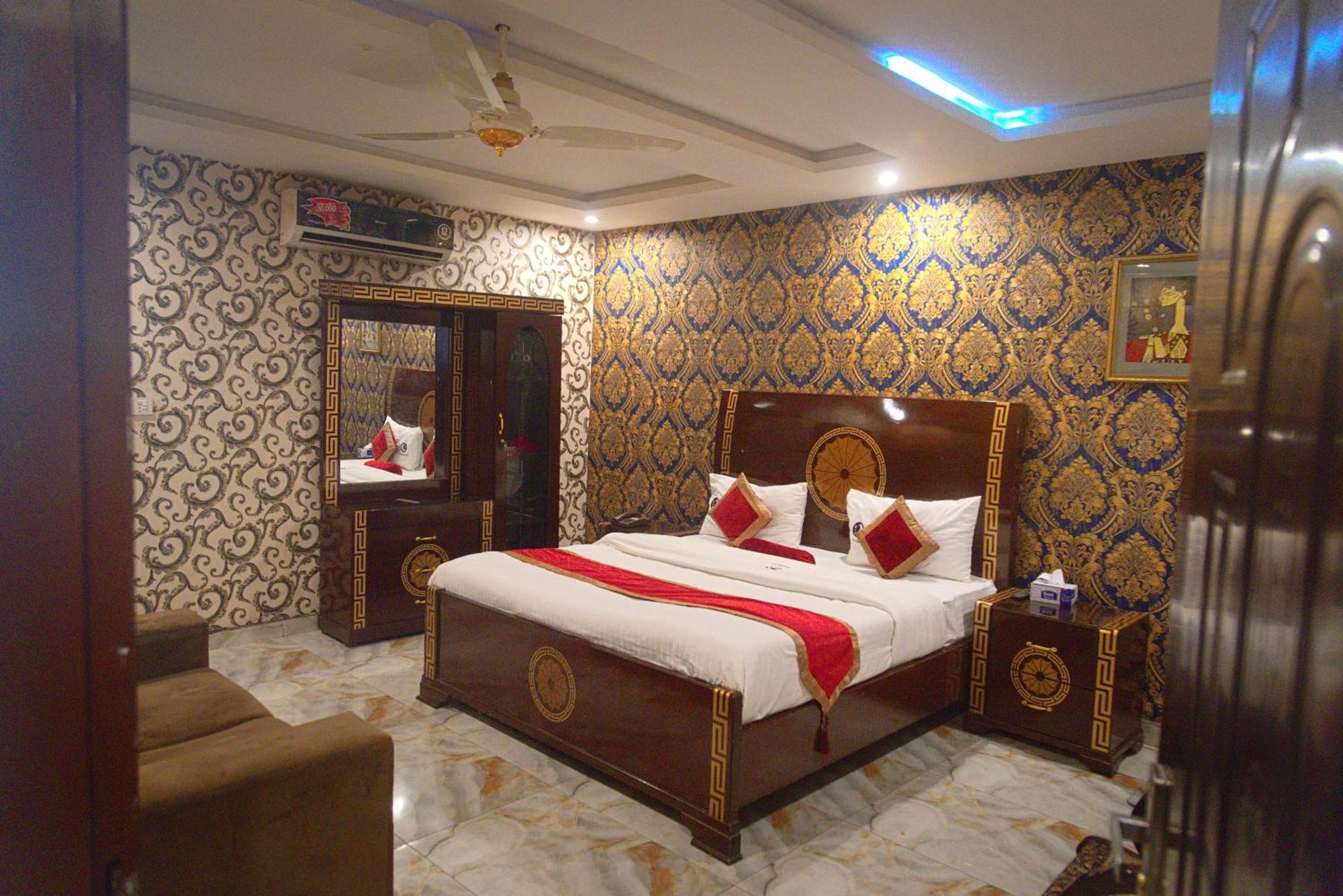 Premier Inn Johar Town Lahore Exteriör bild