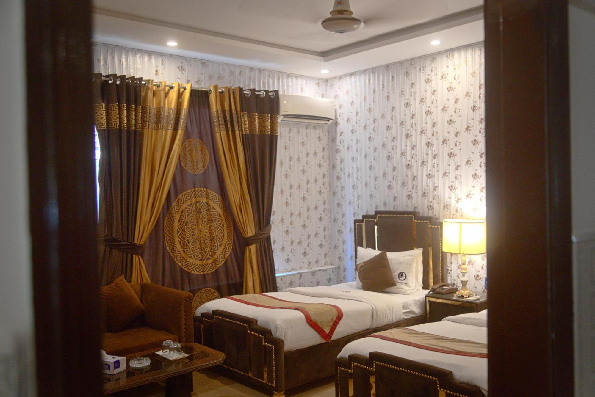 Premier Inn Johar Town Lahore Exteriör bild